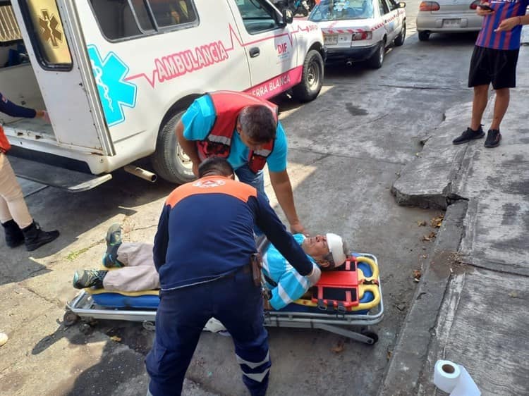 Adulto mayor resbala y termina golpeándose la cabeza en Tierra Blanca