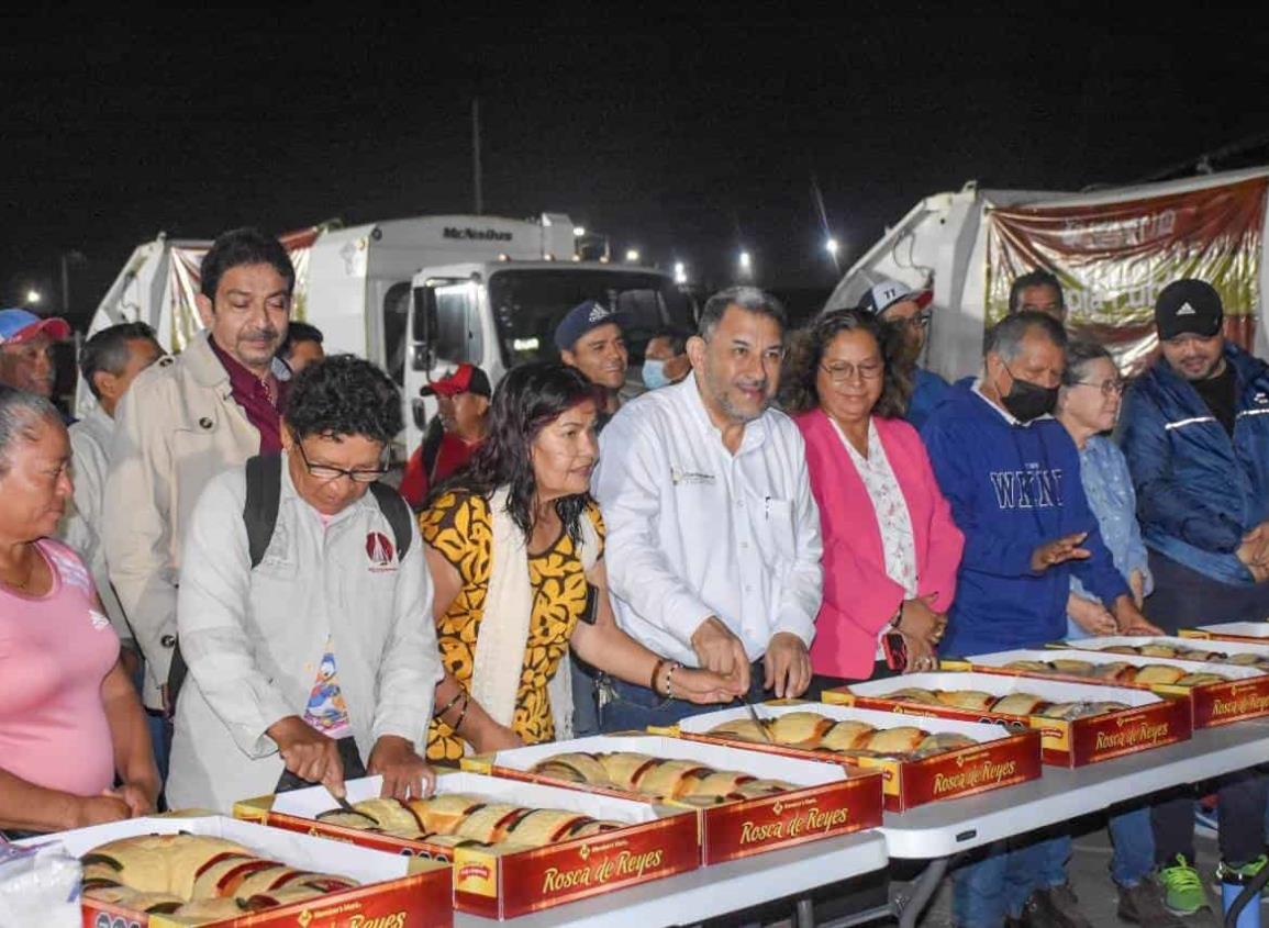 Comparte Amado Cruz rosca de reyes con personal de Limpia Pública, PC y Bomberos