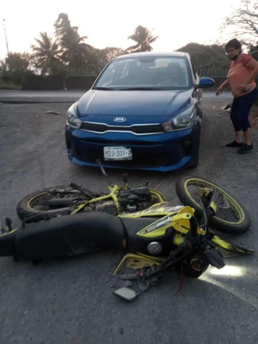 Chocan motociclista y automóvil sobre el libramiento Paso del Toro-Santa Fe