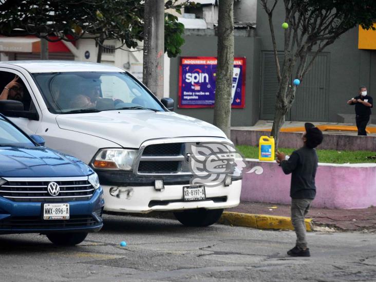 Arriesgándose en los cruceros de Coatzacoalcos, pasarán niños el Día de Reyes