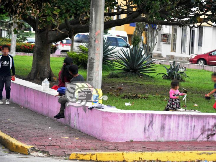 Arriesgándose en los cruceros de Coatzacoalcos, pasarán niños el Día de Reyes