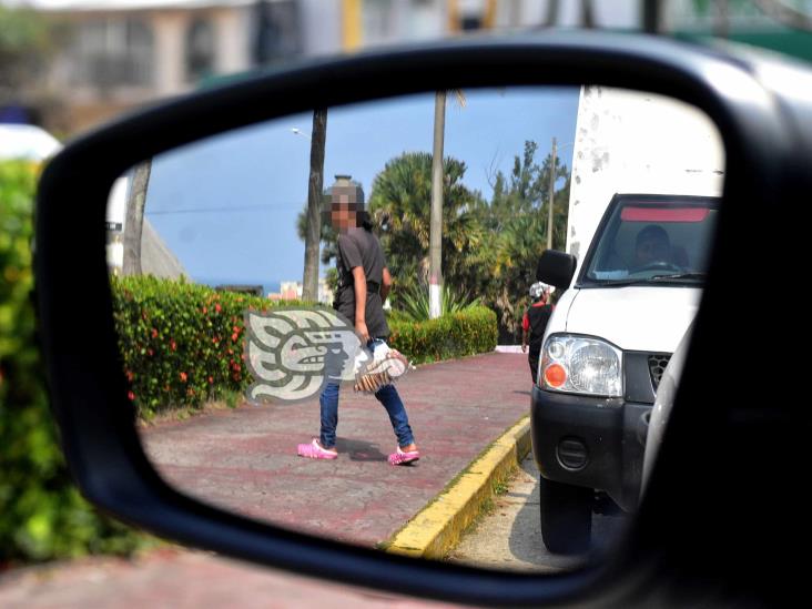 Arriesgándose en los cruceros de Coatzacoalcos, pasarán niños el Día de Reyes