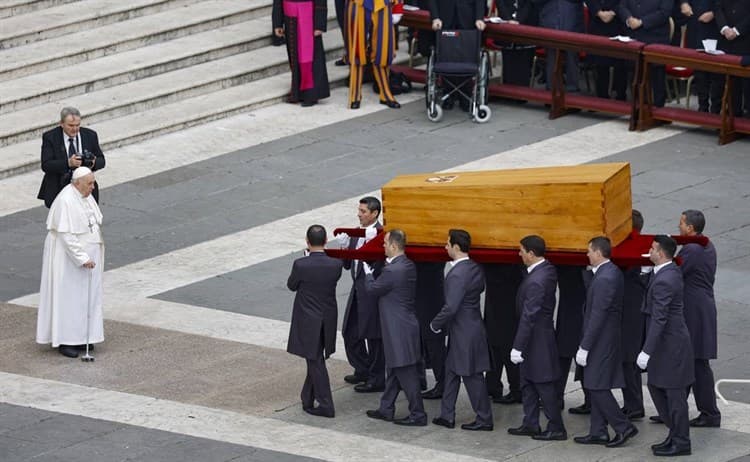 Así se realiza el funeral de Benedicto XVI; lo encabeza el papa Francisco