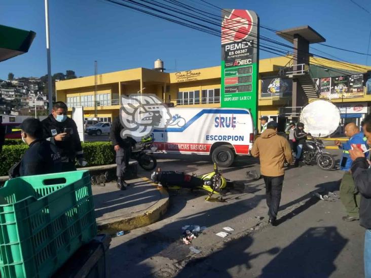 Motociclista resulta fracturado tras choque en avenida de Xalapa