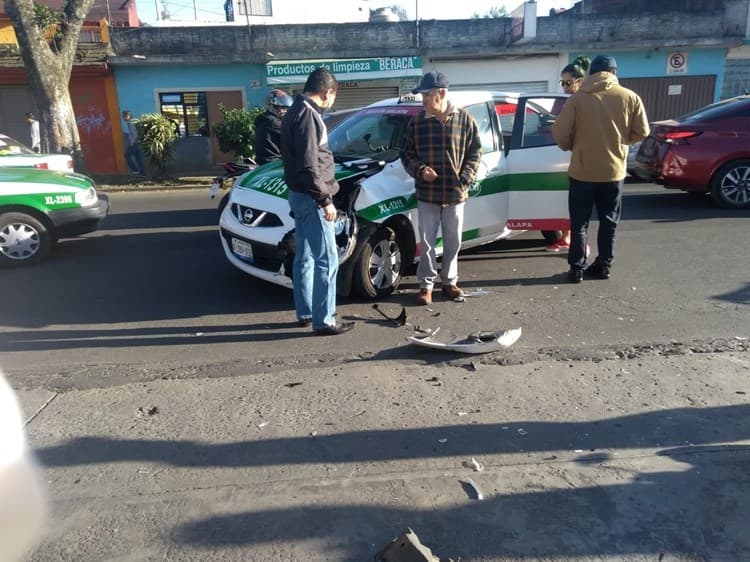 Motociclista resulta fracturado tras choque en avenida de Xalapa