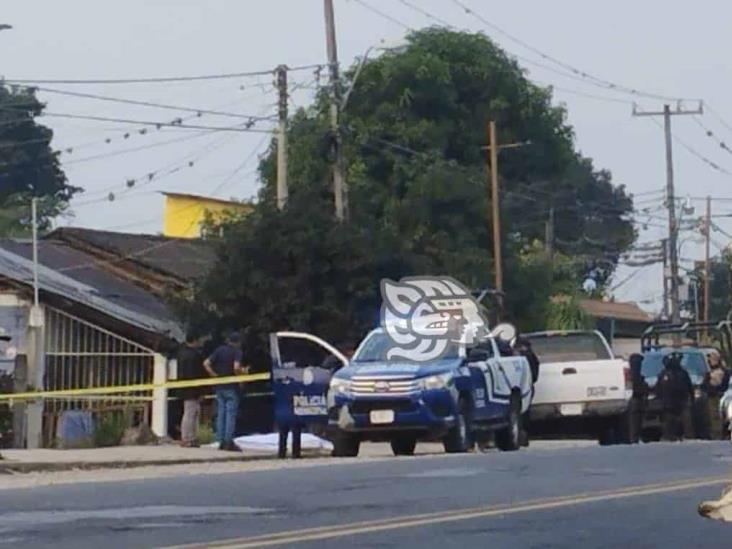 Sujetos armados abandonan restos humanos en la carretera