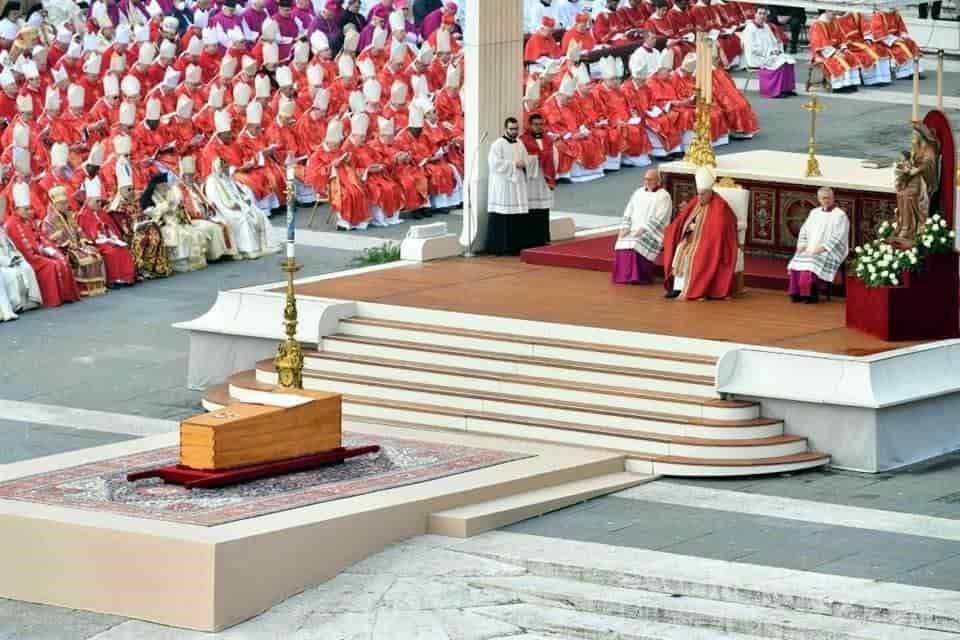 Así se realiza el funeral de Benedicto XVI; lo encabeza el papa Francisco