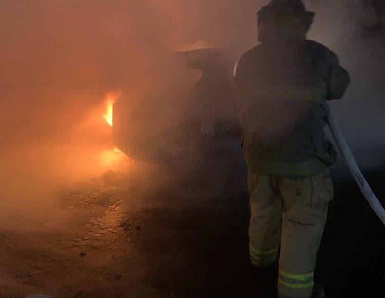 Camioneta termina en llamas tras chocar con tráiler en carretera de Veracruz