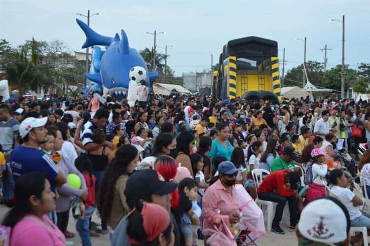 Reyes Magos llevan alegría a los pequeños en Boca del Río con juguetes y rosca de reyes