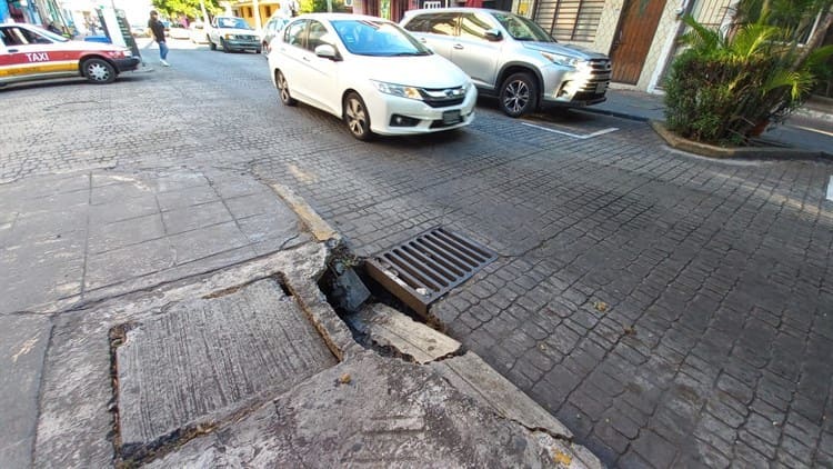 Urgen a autoridades reparar una banqueta en mal estado en el centro de Veracruz