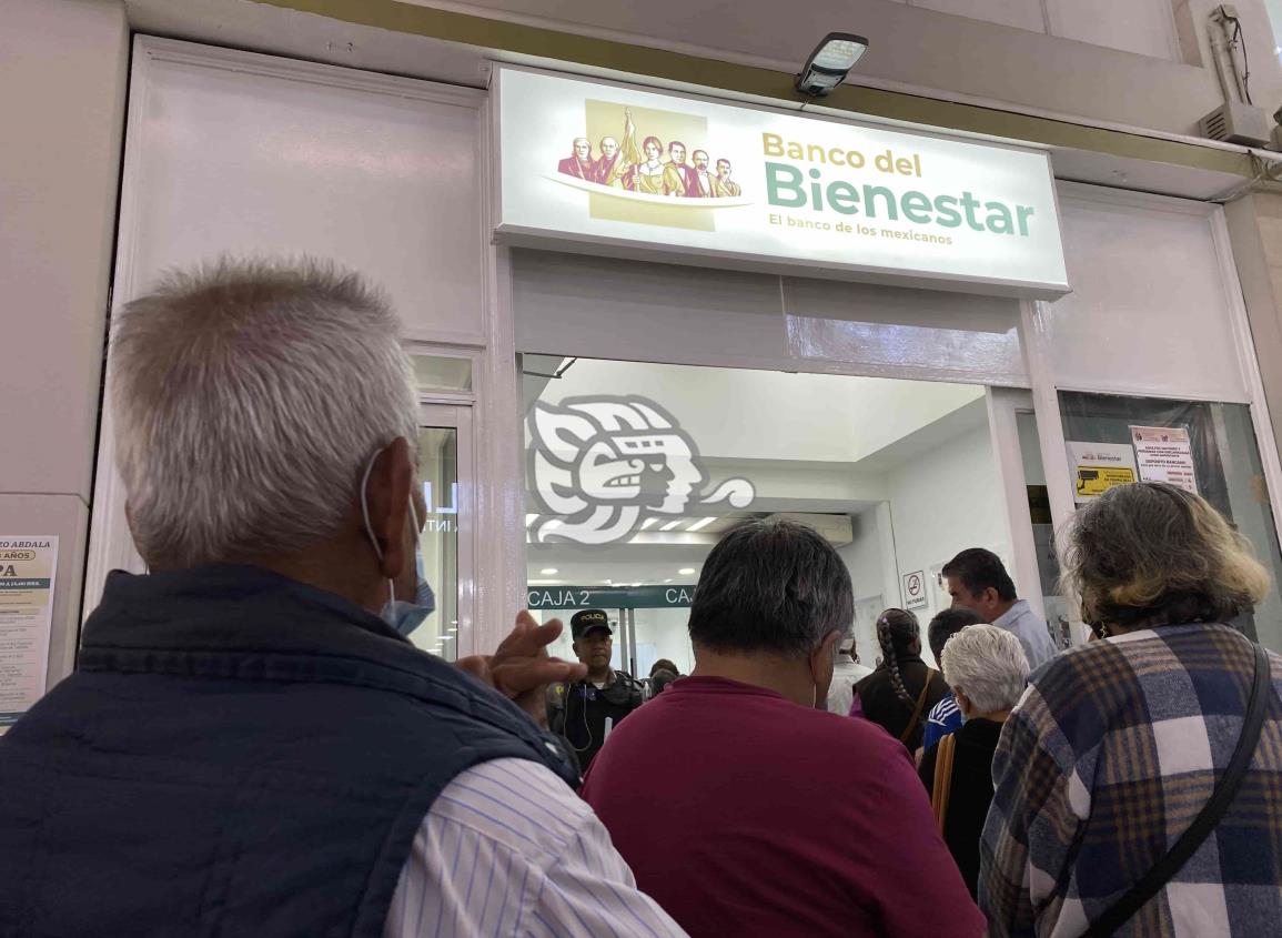 ¡Hasta 5 horas! Adultos mayores hacen filas para cobrar pensión de 4 mil pesos