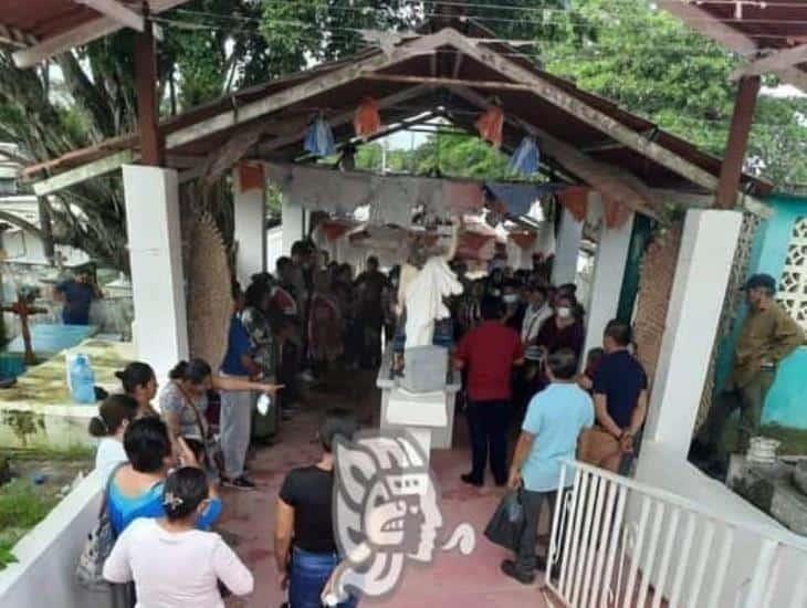 Dan el último adiós a Chalio en el panteón de Villa Cuichapa