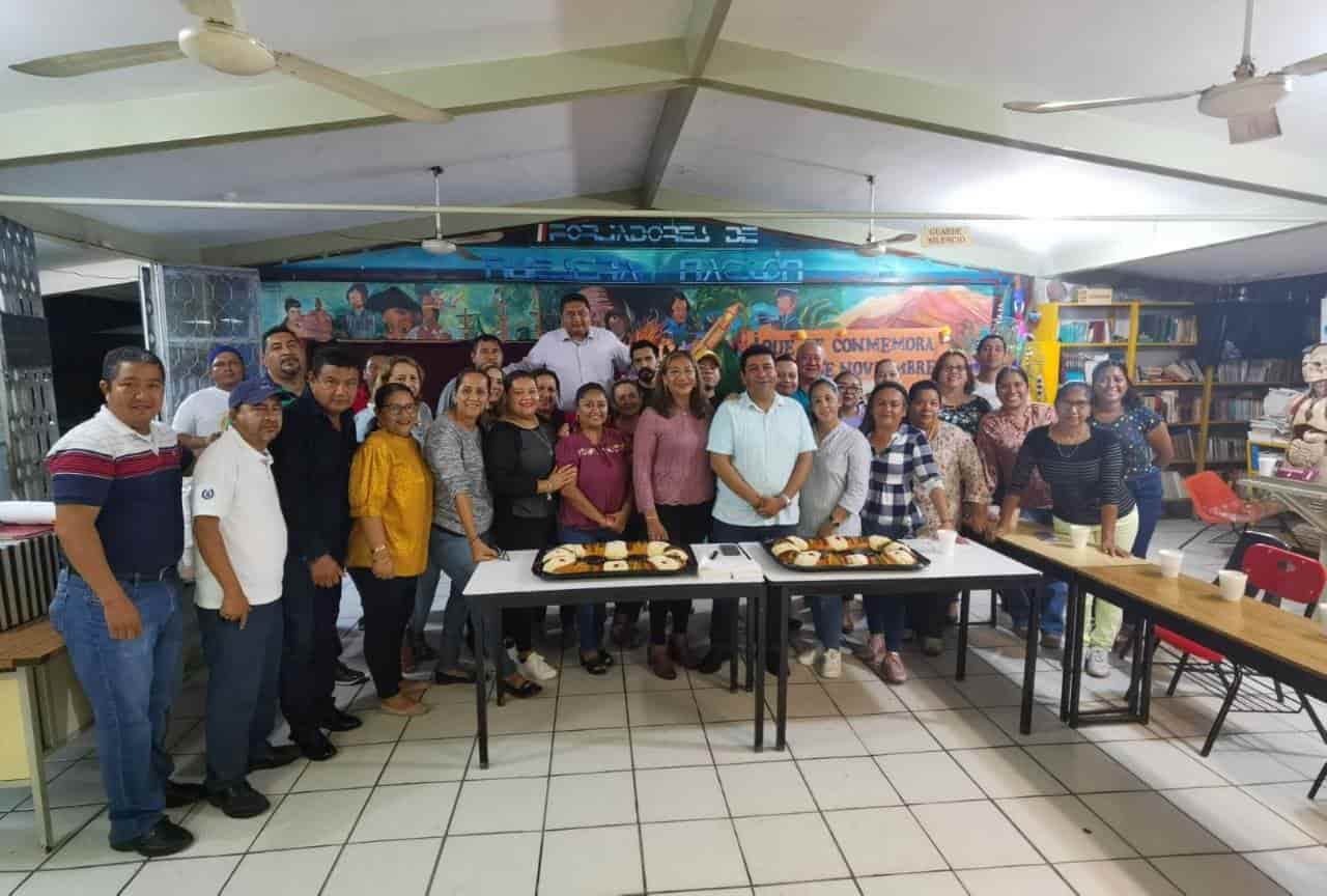 Docentes comparten rosca en Bachilleres de Cosamaloapan