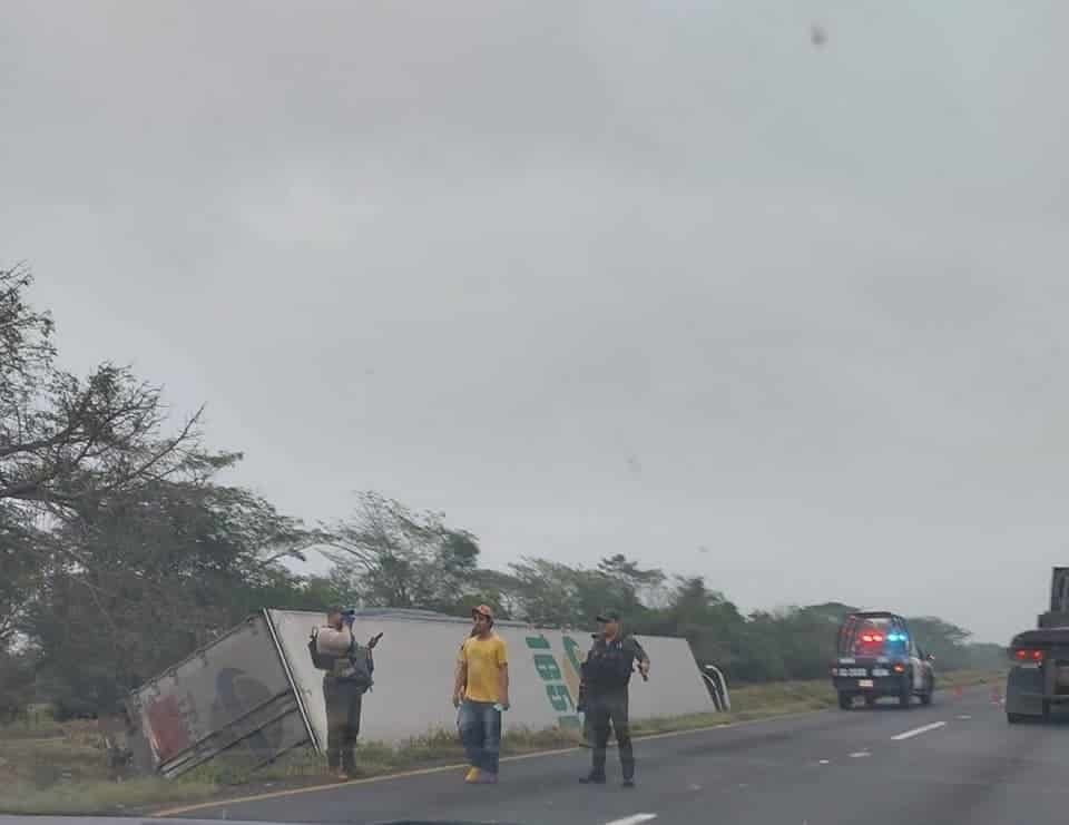 Vuelca tráiler en La Tinaja- Cosamaloapan, chofer perdió el control