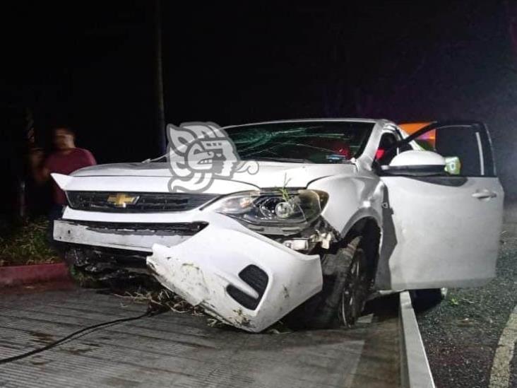 Auto se sale del camino en carretera hacia Colipa