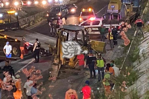 En Minatitlán, retroexcavadora cae de plataforma (+Video)