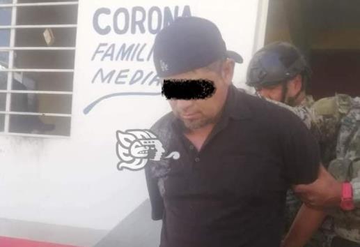 Por andar de vivo, detiene a sujeto en bar en Acayucan