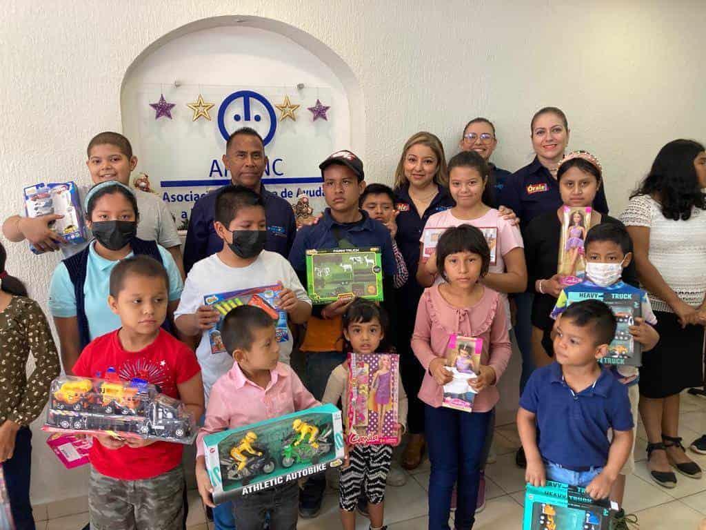 Lleva Imagen de Veracruz regalos y rosca de Reyes a niños de AMANC