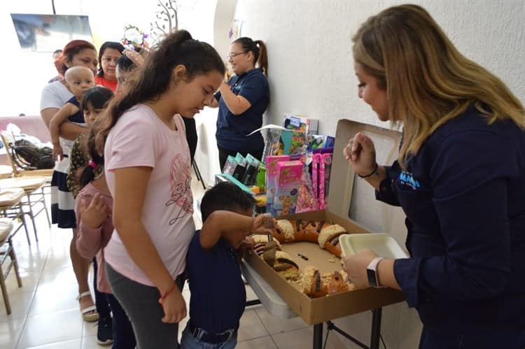 Lleva Imagen de Veracruz regalos y rosca de Reyes a niños de AMANC