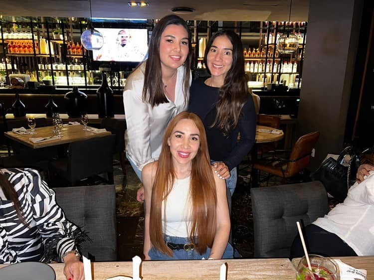 Xóchitl Tress celebra un año más de vida con amigos muy cercanos