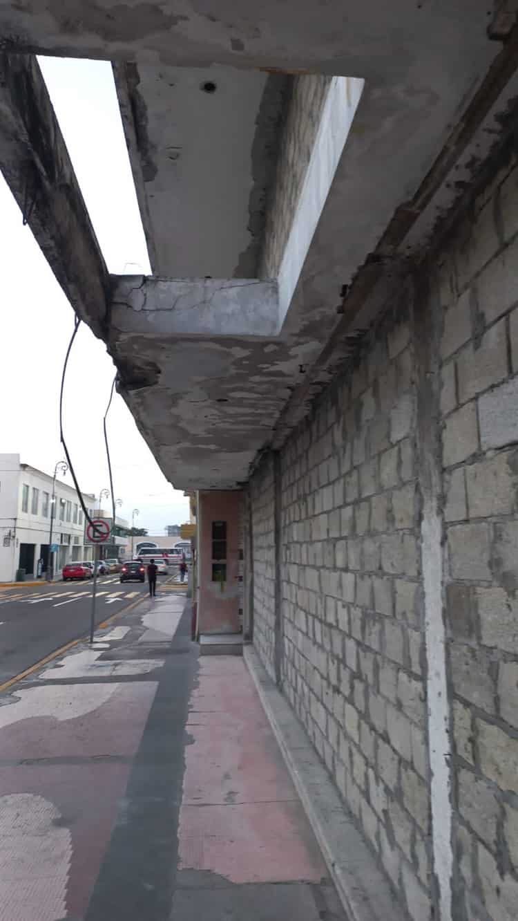 Atienden reporte por edificio abandonado en Centro de Veracruz