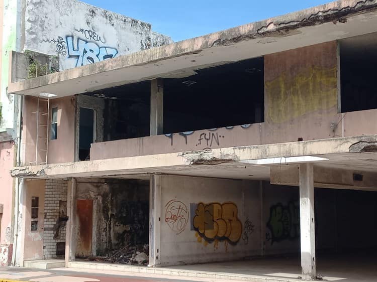 Atienden reporte por edificio abandonado en Centro de Veracruz