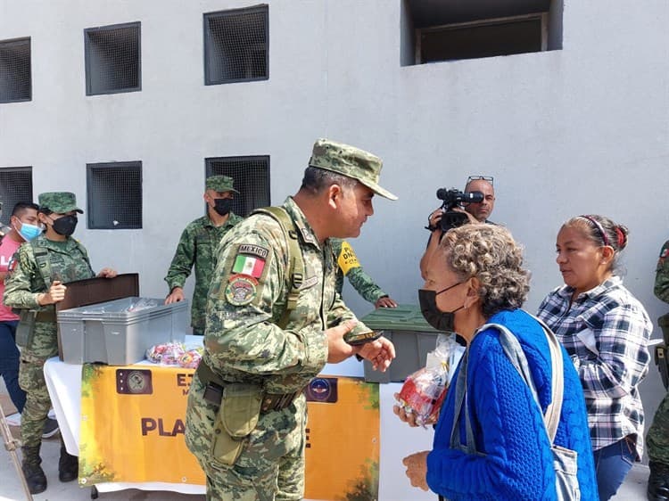 ¡Son Reyes Magos! Entrega Ejército Mexicano aguinaldo a niños en la Torre Pediátrica en Veracruz(+Video)