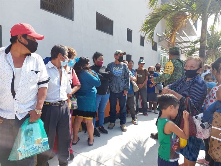 ¡Son Reyes Magos! Entrega Ejército Mexicano aguinaldo a niños en la Torre Pediátrica en Veracruz(+Video)