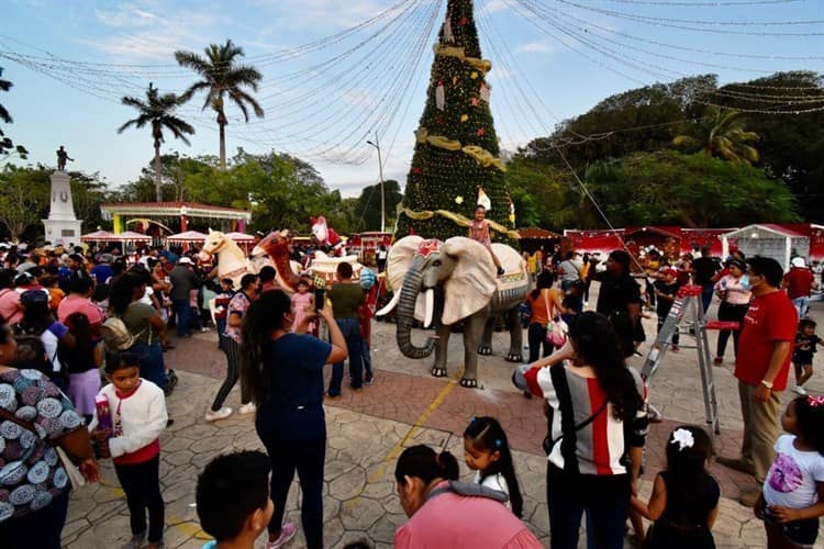 Con lucha libre y miles de juguetes celebra Marcos Isleño el Día de Reyes