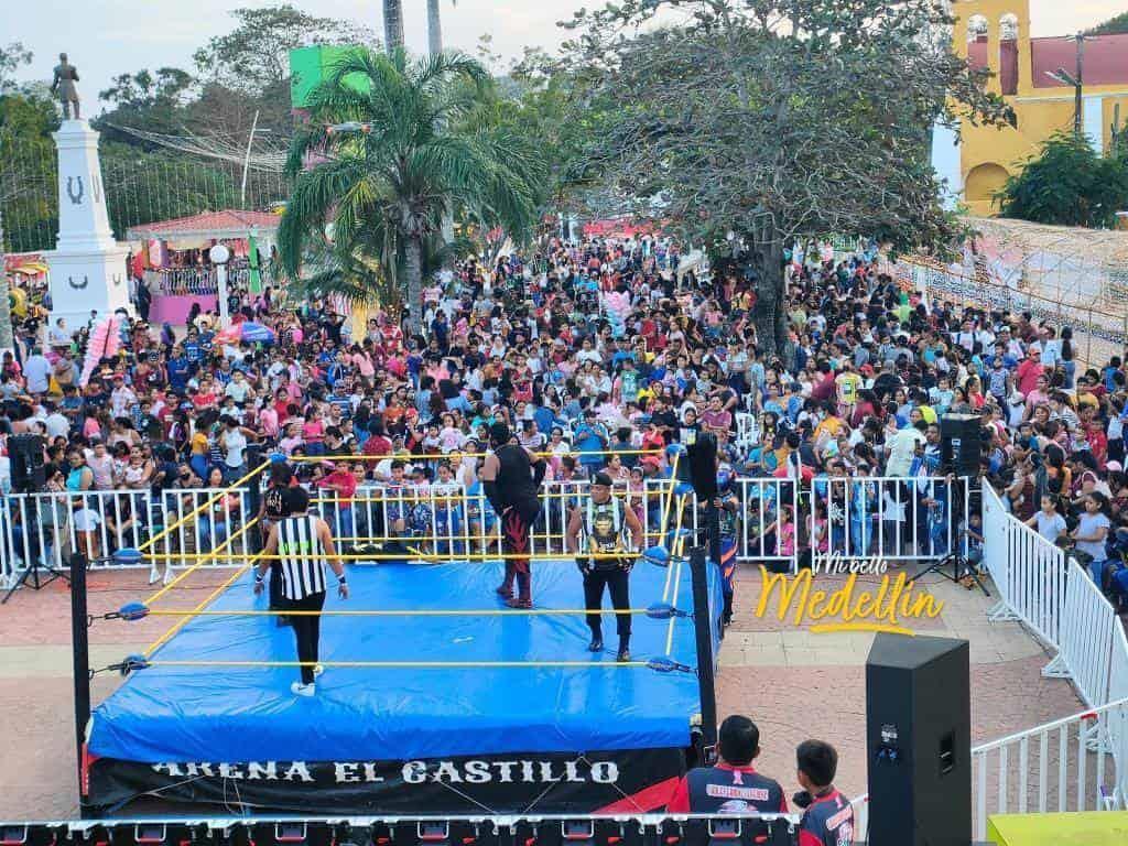 Con lucha libre y miles de juguetes celebra Marcos Isleño el Día de Reyes