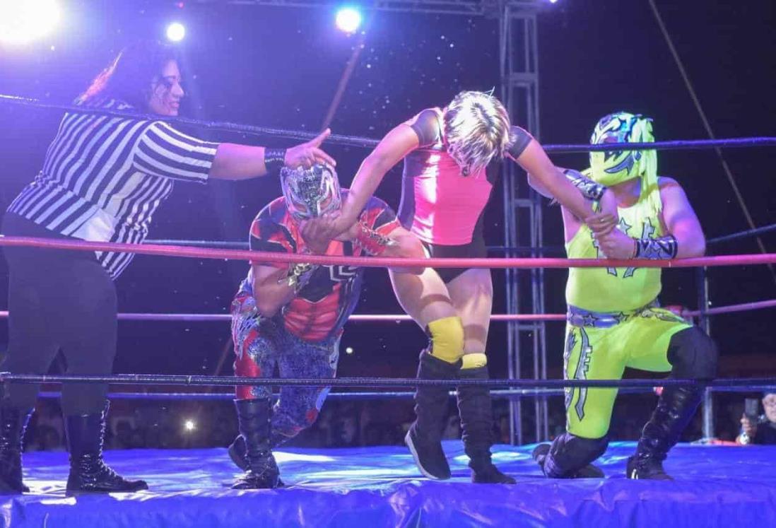 Pentagoncito y Madness llevan lucha libre a niños de Tlalixcoyan por Día de Reyes Magos