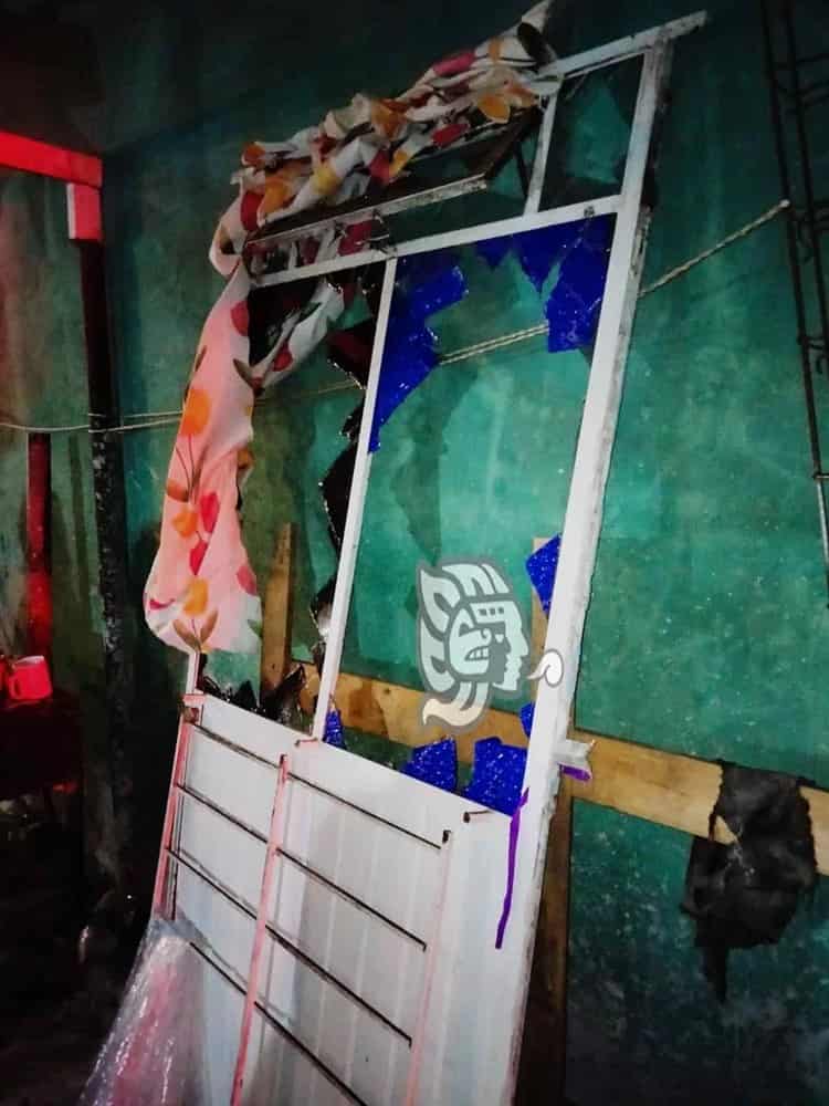 Familia resulta con quemaduras tras una explosión en vivienda de Xalapa