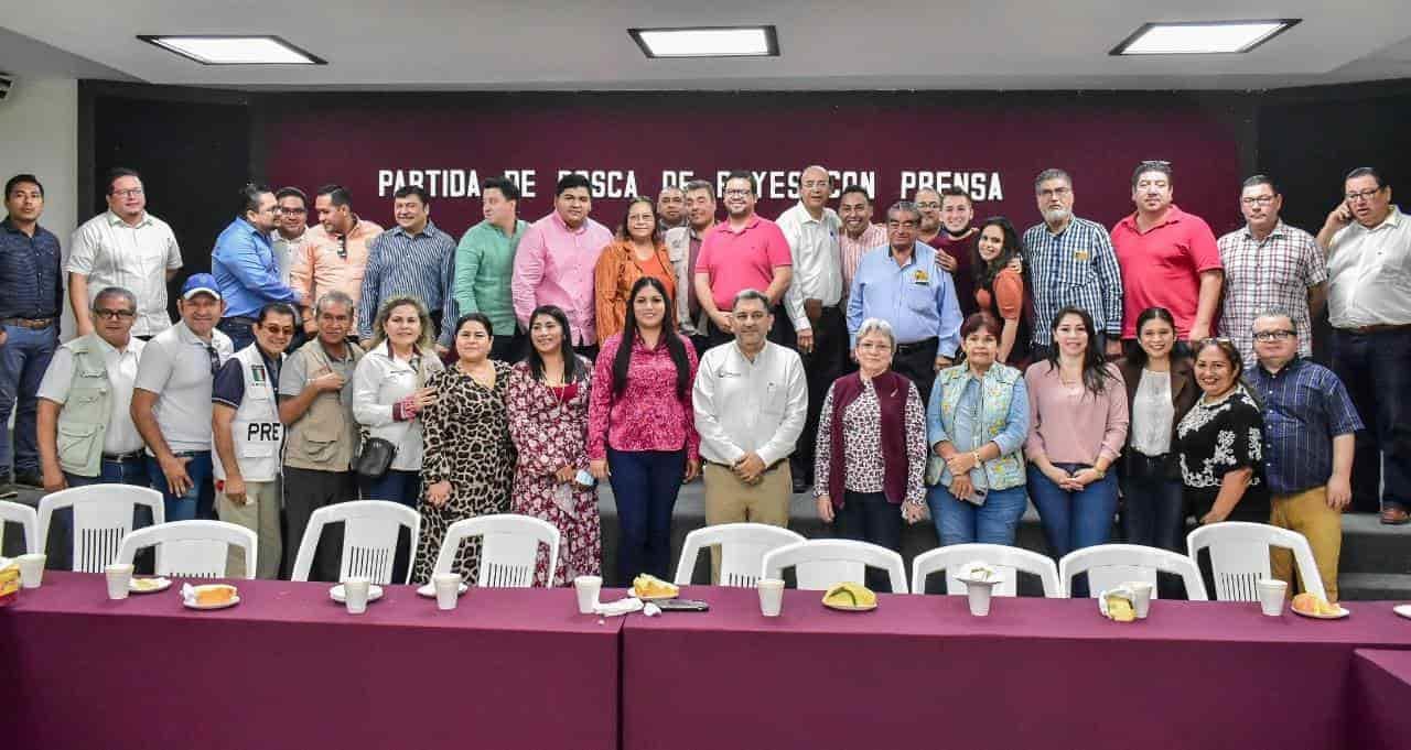 Comparten autoridades municipales y periodistas la tradicional rosca de reyes