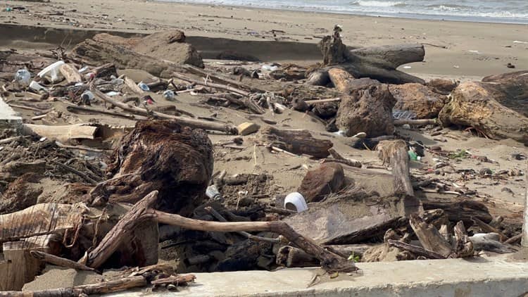 Familias sustituyen en Coatzacoalcos gas por leña para reducir gastos