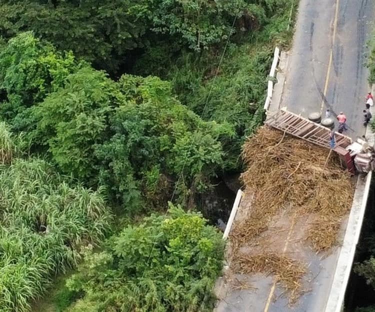 Vuelca camión cargado de caña de azúcar en el tramo Cosamaloapan-Tuxtepec