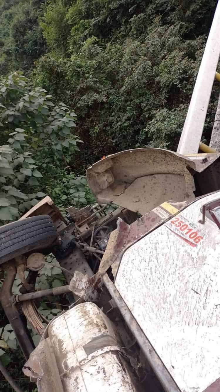 Vuelca camión cargado de caña de azúcar en el tramo Cosamaloapan-Tuxtepec