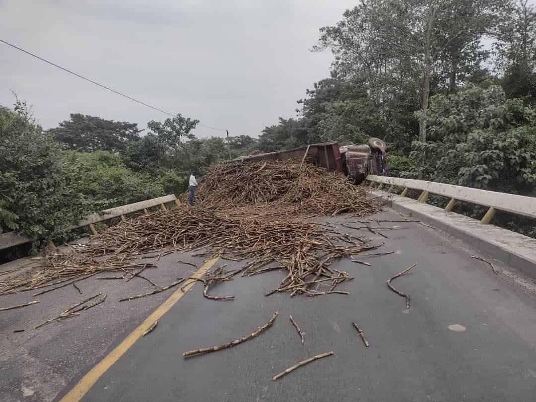 Vuelca camión cargado de caña de azúcar en el tramo Cosamaloapan-Tuxtepec