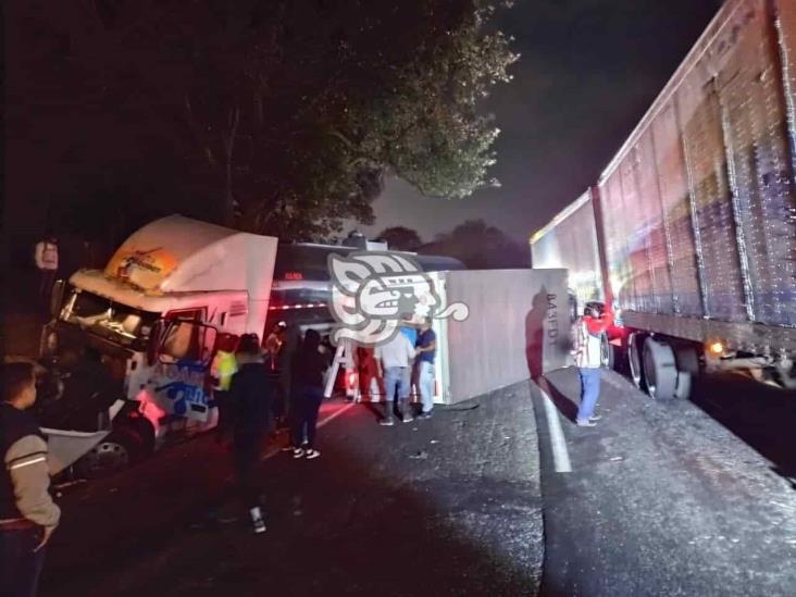 Accidente múltiple en la  autopista Puebla-Orizaba deja daños materiales