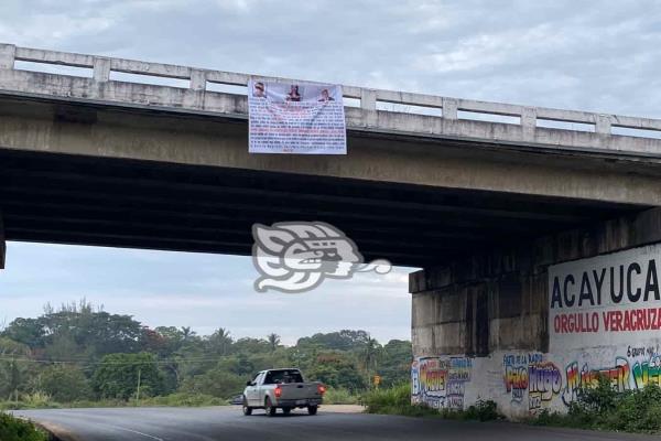 ¡Advierten limpia! Abandonan narcomantas en Acayucan