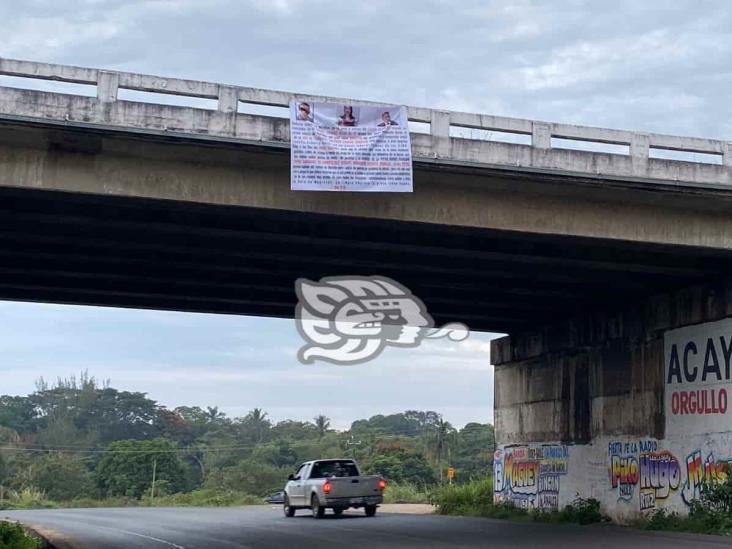 ¡Advierten limpia! Abandonan narcomantas en Acayucan