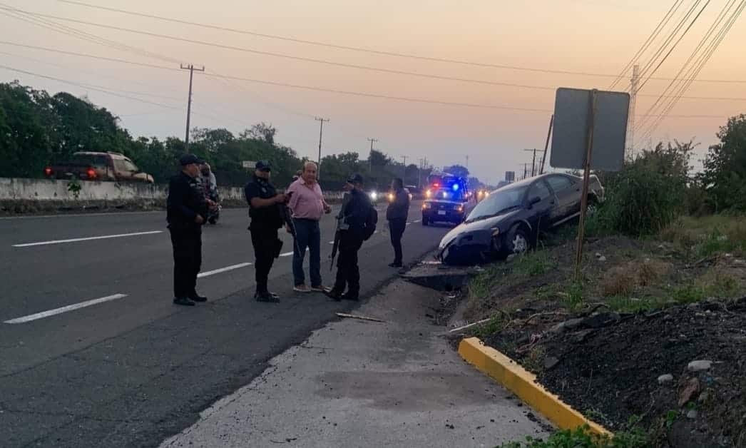 Auto se sale de la carretera en Tamarindo; tres heridos