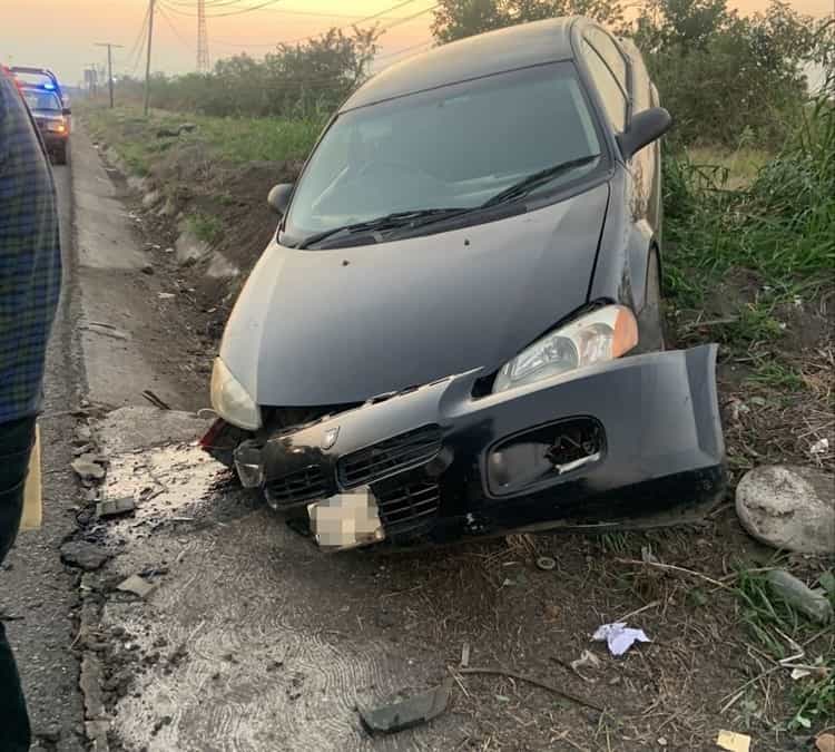 Auto se sale de la carretera en Tamarindo; tres heridos