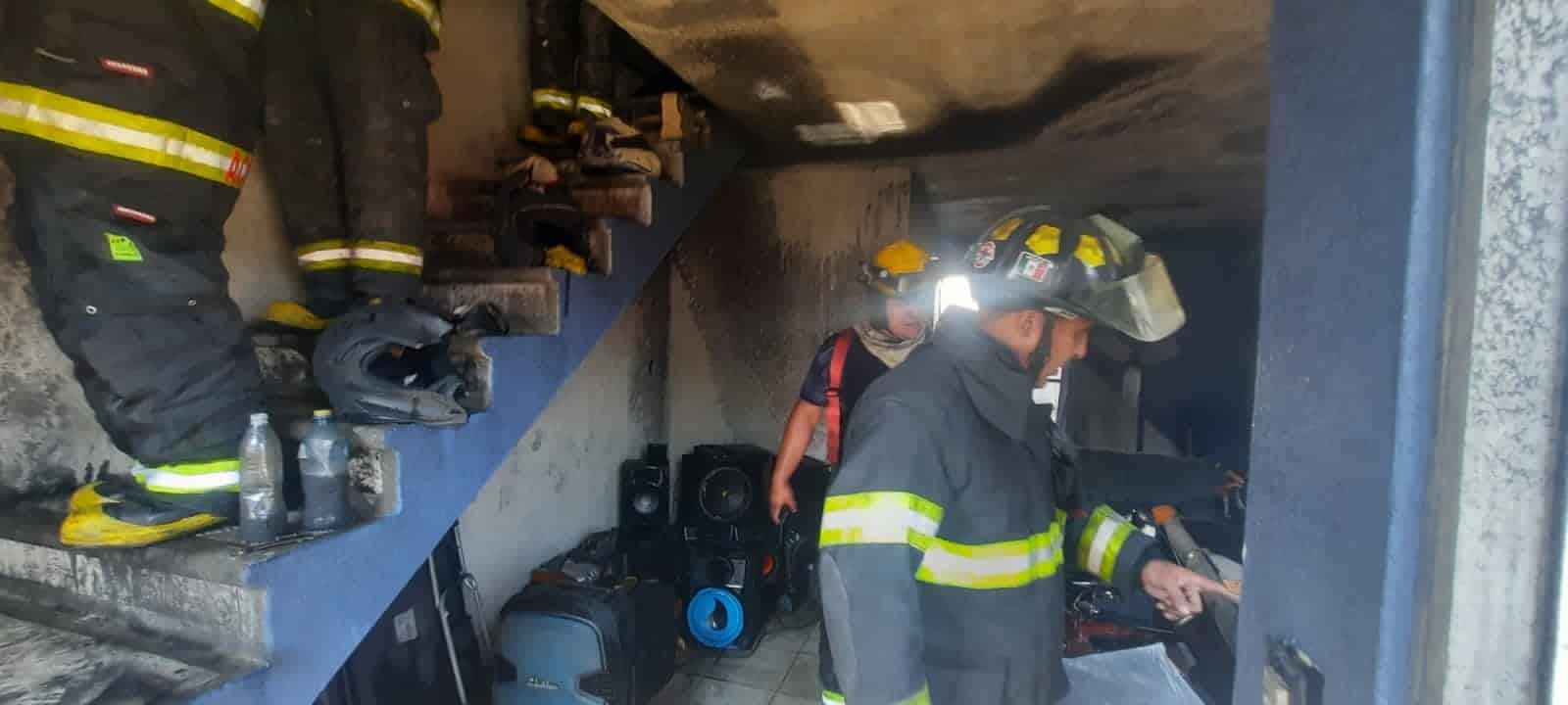 Se incendia casa en el fraccionamiento Los Torrentes en Veracruz; bomberos ayudan a sofocar las llamas