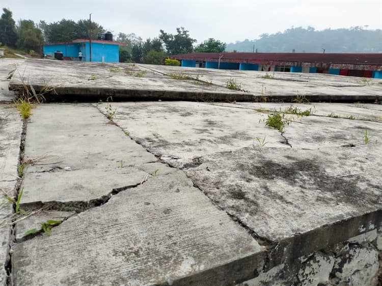 Protestan madres de familia por malas condiciones de primaria en Poza Rica