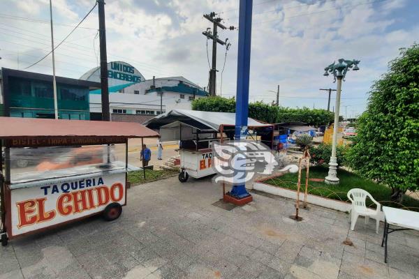 Reubican a vendedores por demolición y construcción del parque Libertad en Agua Dulce