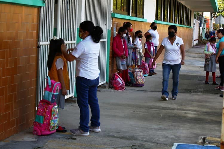 Regresan casi 50 mil alumnos a escuelas de Coatzacoalcos