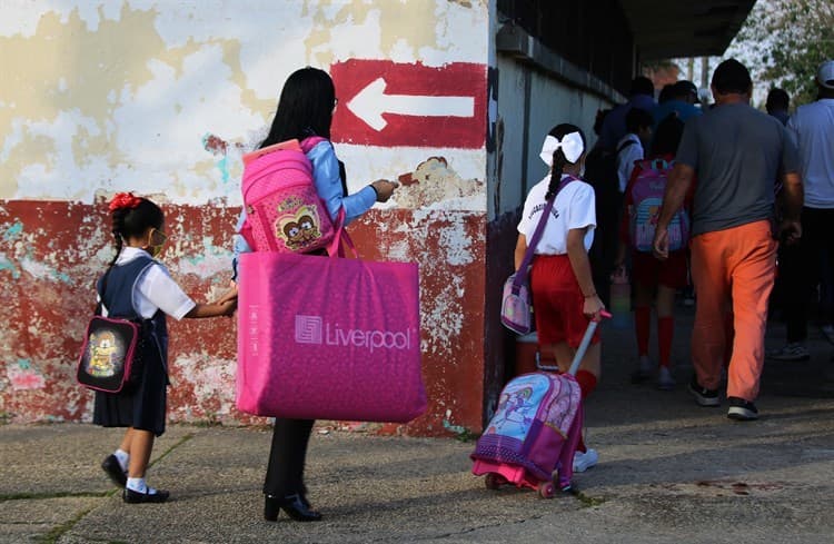 Regresan casi 50 mil alumnos a escuelas de Coatzacoalcos