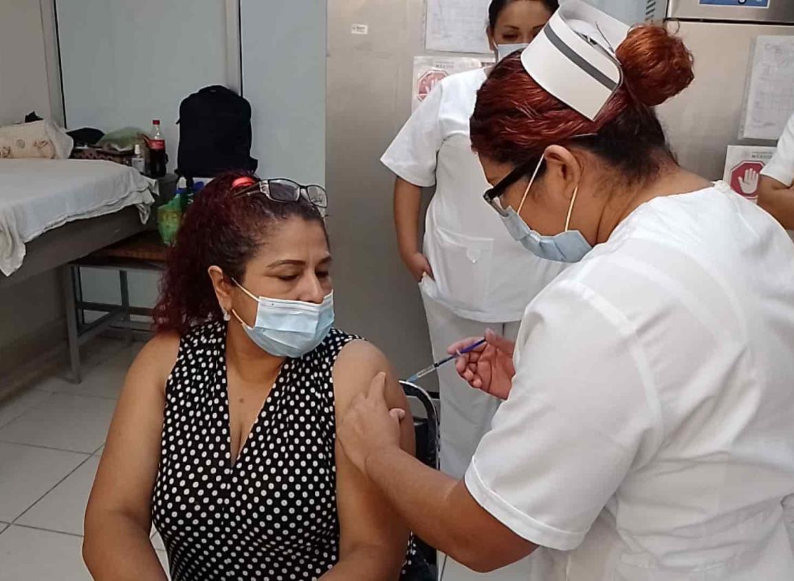 Aplica ISSSTE vacuna contra la influenza en Coatzacoalcos