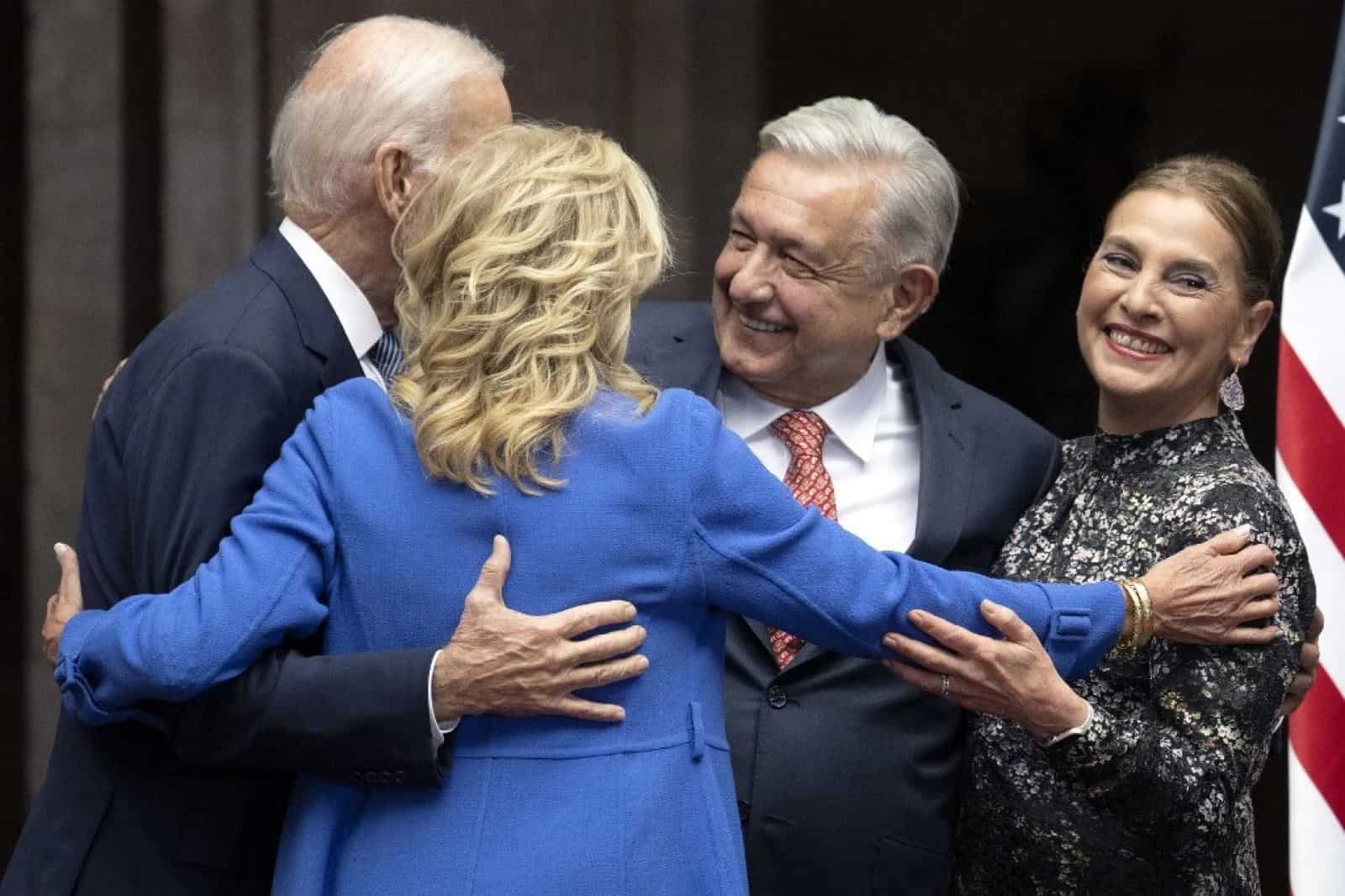 Con abrazo, destacan Jill Biden y Beatriz Gutiérrez amistad entre México y Estados Unidos