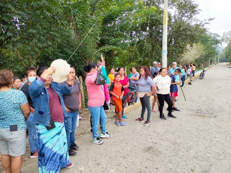 Frenan abusos de taxistas en comunidades de Coatzintla